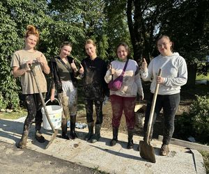 Mieszkańcy Kłodzka i Stronia Śląskiego rozpoczęli wielkie sprzątanie. Chcą zwalczyć skutki powodzi