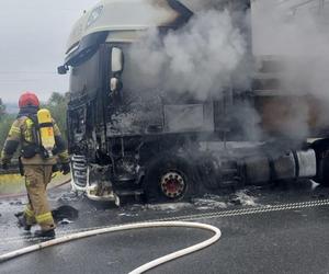 Ogromny pożar tira w Jeleniej Górze. Kłęby dymu nad obwodnicą 