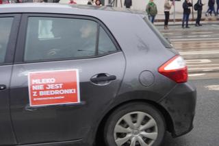 „Zielony Ład=Głód”, „Mleko nie jest z Biedronki”. Te hasła pojawiły się na proteście rolników w Olsztynie