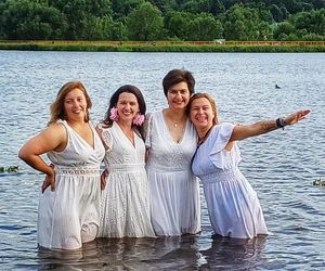 Wyjątkowe „Morsowe Wianki” ekipy Mors Może Więcej nad zalewem w Wąchocku. Było magicznie