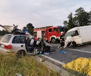 Dąbrowa Tarnowska. Tragiczne zderzenie osobówki z dostawczakiem. Nie żyje troje Rumunów