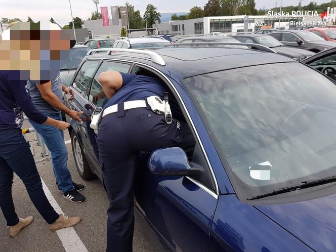 Wyczerpany 3-latek siedział w nagrzanym aucie. Policjanci wybili szybę i uratowali dziecko!