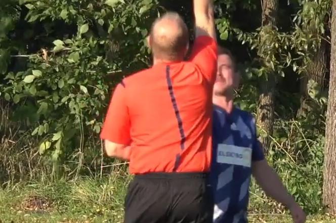 Co za skandal! Piłkarz w polskiej lidze spoliczkował sędziego. Wielka afera, jest nagranie