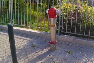 Hydrant i inne przeszkody na ulicy Asnyka