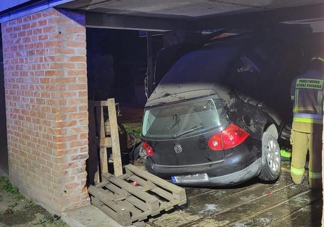 Pijany kierowca wypadł z drogi i wjechał w garaż