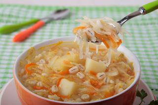 Zupa drwali - przepis na sycącą zupę z dodatkiem kapusty kiszonej