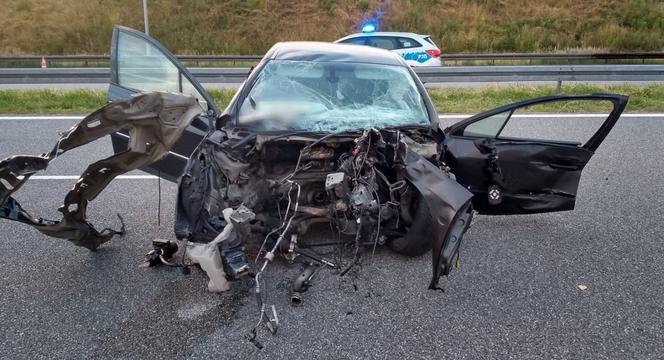 Dramatyczny wypadek na autostradzie A1. Kierowca Peugeota wjechał pod naczepę TIR-a. Nie miał żadnych szans [ZDJĘCIA]