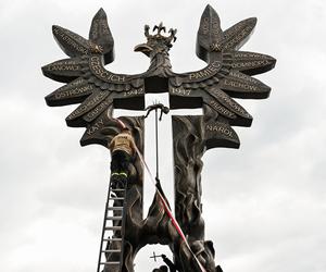 Tłumy z całej Polski na Podkarpaciu. W niedzielę odsłonięto kontrowersyjny pomnik