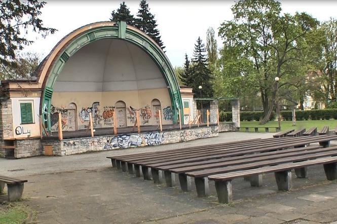 Muszla koncertowa stoi, szpeci i czeka na rozbiórkę, ale generuje koszty. Dlaczego?