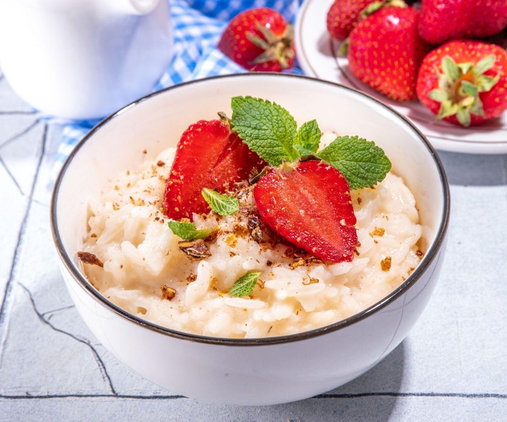 Ryż z truskawkami jak u babci – łatwy przepis na klasyczny, niedrogi deser