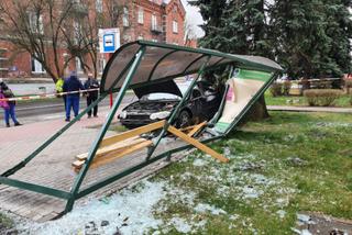 Piaseczno: pijany kierowca zniszczył przystanek - jazdę pod wpływem TRANSMITOWAŁ ONLINE!