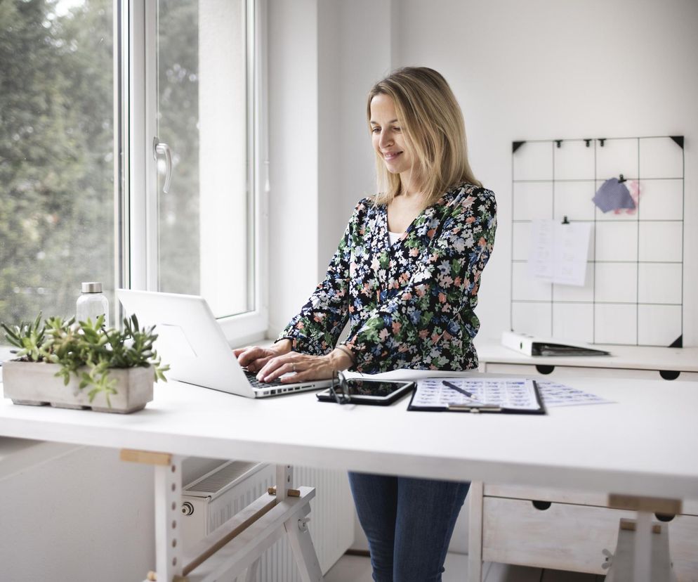 Czy warto stać przy biurku? Najnowsze badania wskazują na ryzyko poważnej grupy chorób