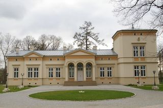 To jeden z najpiękniejszych pałaców w Małopolsce. Można go podziwiać nieopodal Krakowa