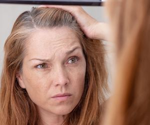 Wczesne objawy alzheimera zauważysz na twarzy. 4 ważne oznaki