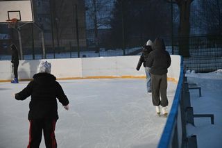 Miłośnicy łyżew wyjechali na lód! W Świdniku ruszyło lodowisko