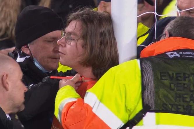 Nieproszony gość wbiegł na boisko podczas meczu Everton - Newcastle