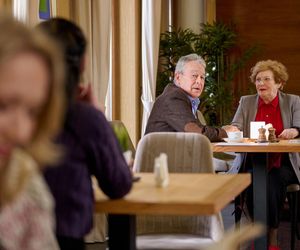 Na Wspólnej odc. 4013. Łucja Agier (Magdalena Kaczmarek), Witold Strzelecki (Roch Siemianowski), Krystyna Agier (Małgorzata Knothe)