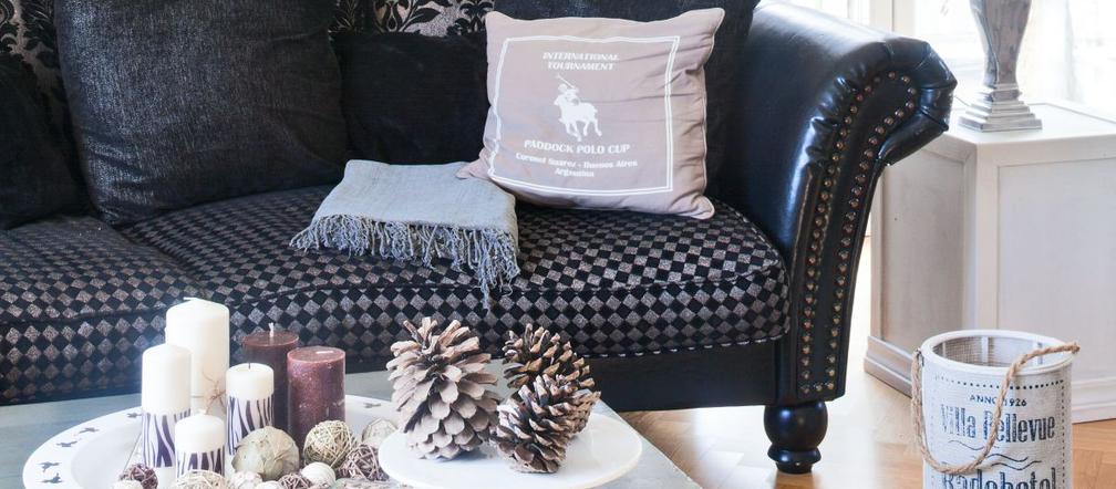 Czarna sofa w salonie 