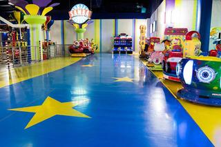 Posadzki w sklepach dla dzieci. Inspiracje produktowe od Flowcrete