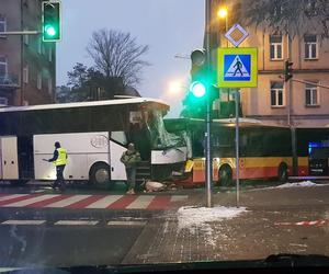 Dwa autobusy zderzyły się na Pradze-Północ. Kierowcy trafili do szpitala 