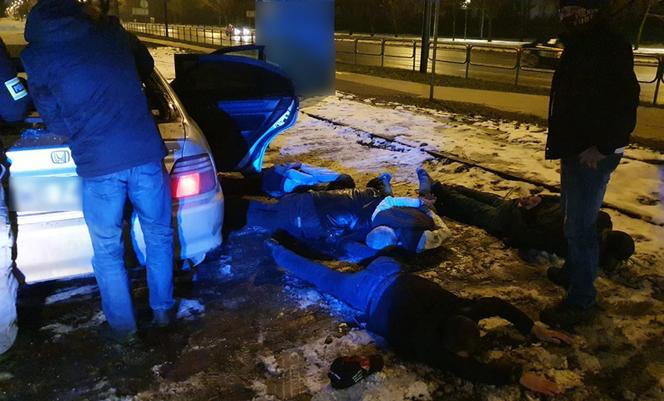 Kradli z samochodów damskie torebki