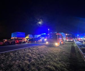 Śmiertelny wypadek na A1 pod Zgierzem. Zderzyły się trzy pojazdy, w tym dwa tiry [ZDJĘCIA].