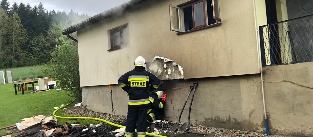 Tragiczny pożar w Ptaszkowej. Starsza kobieta została uwięziona w płonącym domu