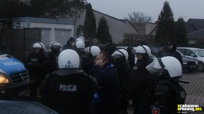 Skandal na meczu. Kibice Hutnika Kraków trzymani... w klatce niczym dzikie zwierzęta
