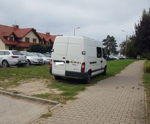 Na osiedlu Rejtana w Lesznie pojawiły się nowe tabliczki – „Zakaz gry w piłkę” 