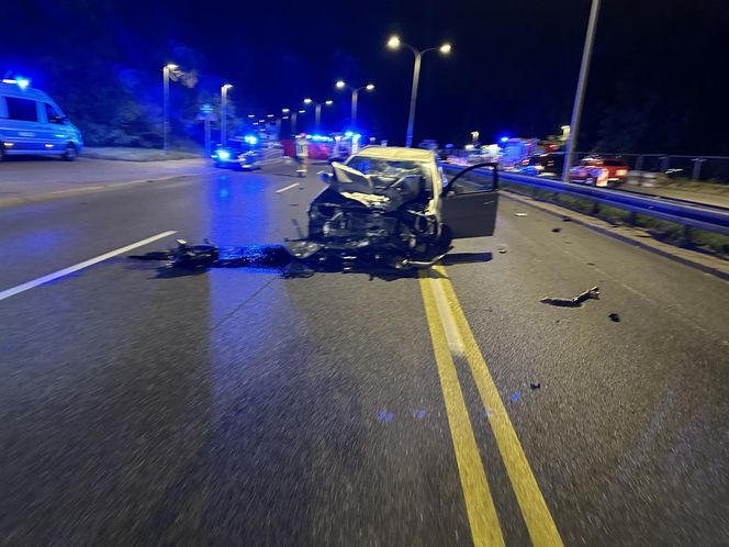 Makabra na Wisłostradzie. Roztrzaskane auta i motocykle. Dwie osoby reanimowane w tym dziecko 