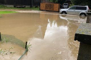 Oberwanie chmury nad Podhalem. Górskie potoki wylały. Woda wdziera się ludziom na posesje