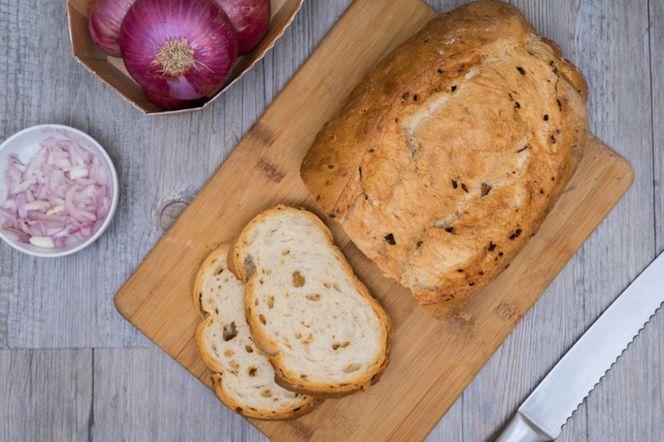 Chleb cebulowy bez wyrastania. Aromatyczny bochenek w kilka minut