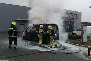 Pożar samochodu na parkingu przy ul. Poznańskiej w Komornikach