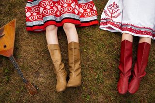 Czas wyciągnąć z szafy marszczone kozaki. Francuzki już noszą je z dumą 