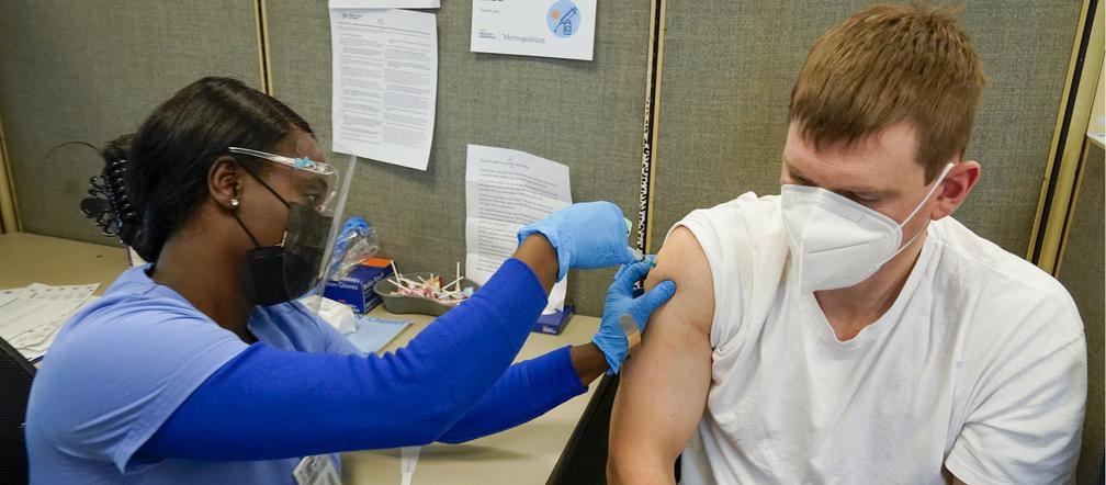 Zapłacą Ci $100 za pierwszą szczepionkę