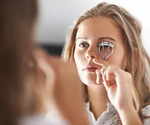 Lifting rzęs za 4 zł? Ten trend na TikToku to hit.  Zrobisz go samodzielnie w domu