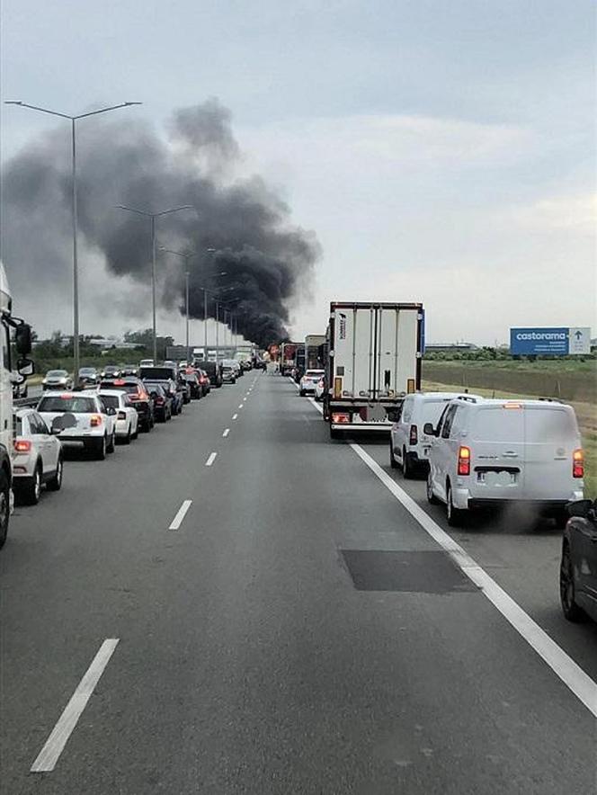 Dźwig stanął w ogniu na autostradzie A2. Słup dymu było widać z daleka