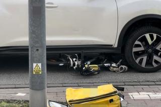 Koszmarny wypadek na warszawskim Bródnie. Nastolatek wpadł pod rozpędzoną osobówkę. Utknął pod autem