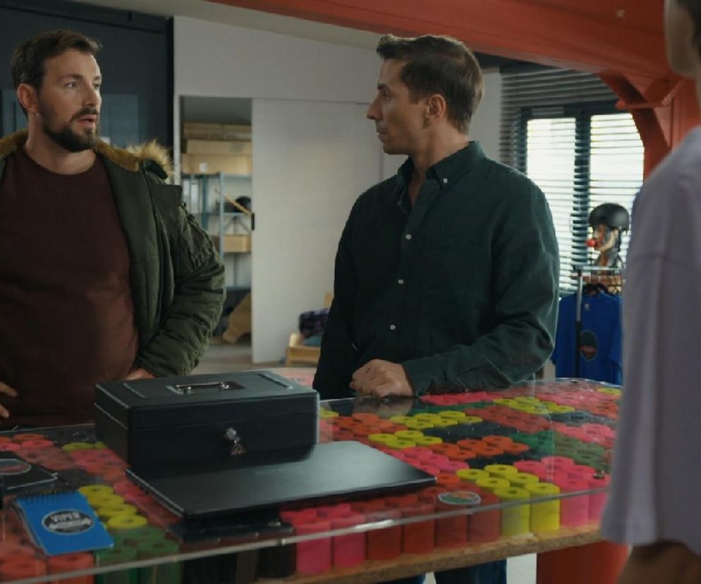 Barwy szczęścia, odcinek 3168. Marcin Kodur (Oskar Stoczyński), Tomasz (Jakub Sokołowski), Wiktor (Grzegorz Kestranek)