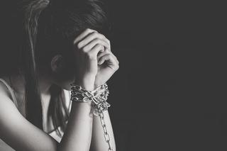 Śląsk: 6-latka na łańcuchu, zamykana w piwnicy. Skandaliczna decyzja sądu! Prokuratura jest oburzona