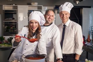 To nie koniec świata 2 sezon odcinek 16 (odc. 3). Monika (Klaudia Halejcio), Martin Gimenez Castro, Paweł (Krystian Wieczorek)