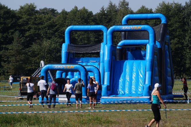 Jump and Run 2023 w Bydgoszczy. Bieg z dmuchanymi przeszkodami przyciągnął tłumy