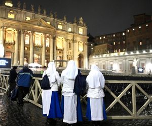 Watykan. Modlitwa o zdrowie papieża Franciszka na placu Świętego Piotra