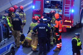 Dlaczego trasa S8 w Warszawie jest zablokowana? Aktywiści znów przykleili się do jezdni 