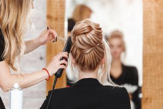 Koronawirus w Polsce: Jak umówić się do fryzjera [PORADNIK]