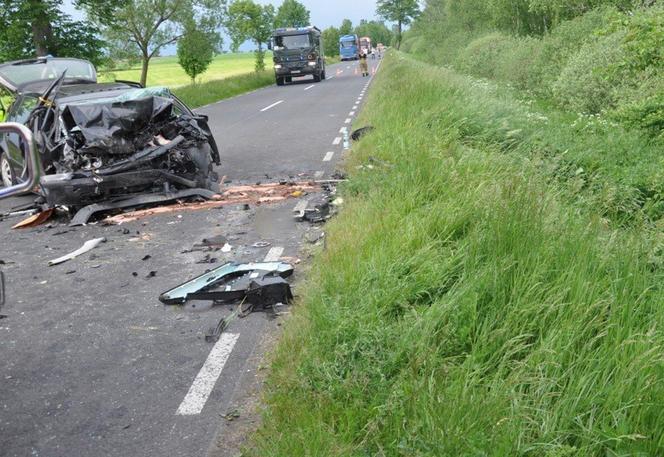 Potworny wypadek pod Piszem! Volkswagen i volvo roztrzaskane. Na miejscu śmigłowiec [ZDJĘCIA]. 