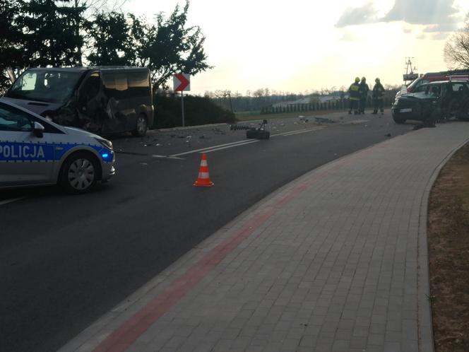 Czołówka pod Płockiem! Renault zupełnie zmiażdżone. Lądował śmigłowiec [ZDJĘCIA]