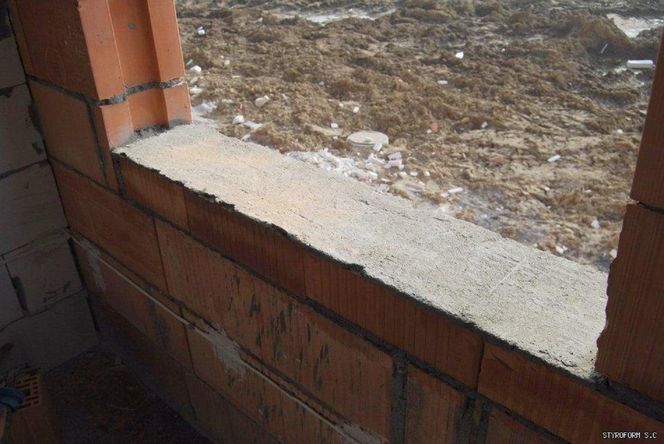 Ponieważ ciepły parapet jest przyklejony do ościeża, nie ma możliwości poprawek. Od prawidłowego przygotowania podłoża i ustawienia parapetu zależy dalszy sprawny montaż okna