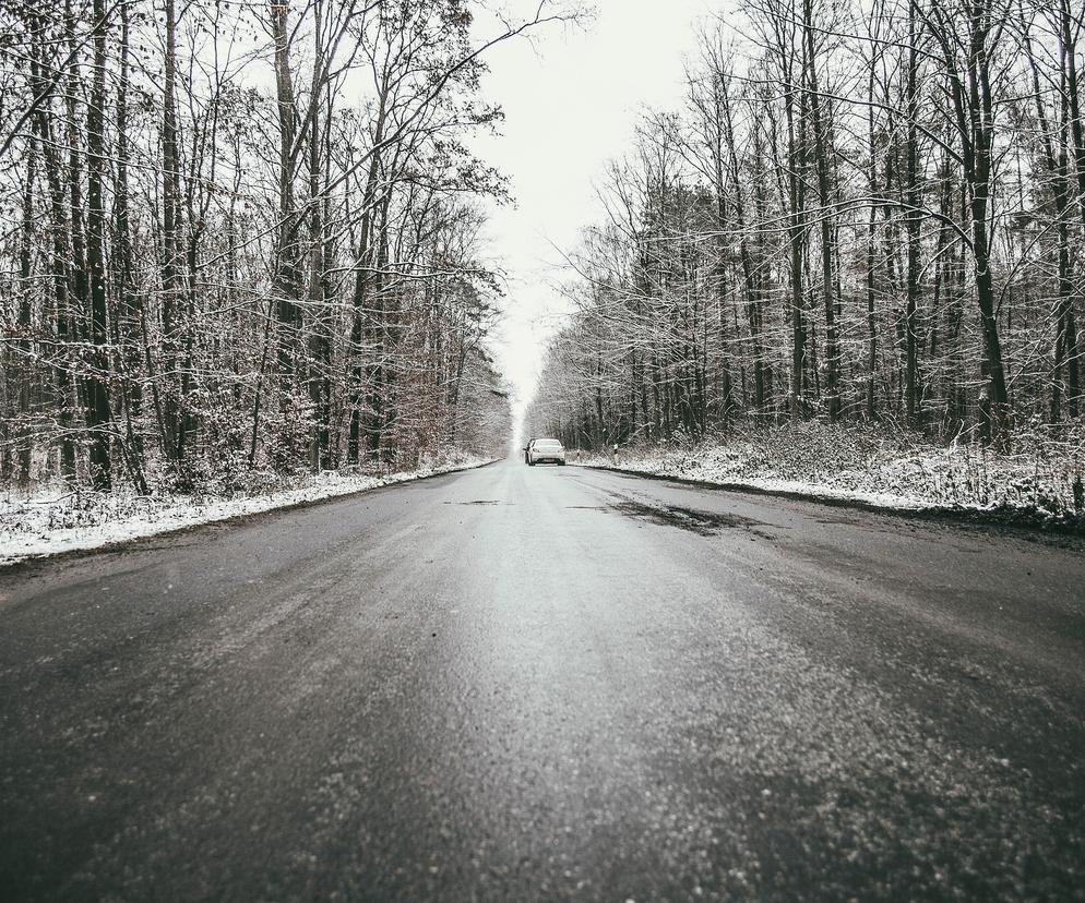 Opady śniegu i szklanka na drogach. Meteorolodzy ostrzegają przed ogromnym niebezpieczeństwem