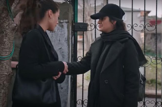 Zuhal uspokoi przyjaciółkę, że zatrzymają się u jej koleżanki 